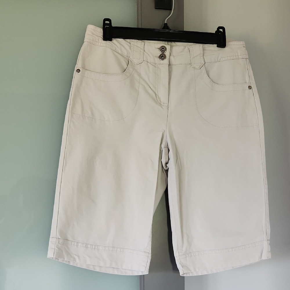 Reitmans Women's Light Cream Bermudas